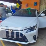 Nuevecito de paquete: Lotería Nacional entrega vehículo
