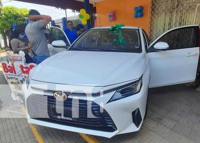 Nuevecito de paquete: Lotería Nacional entrega vehículo