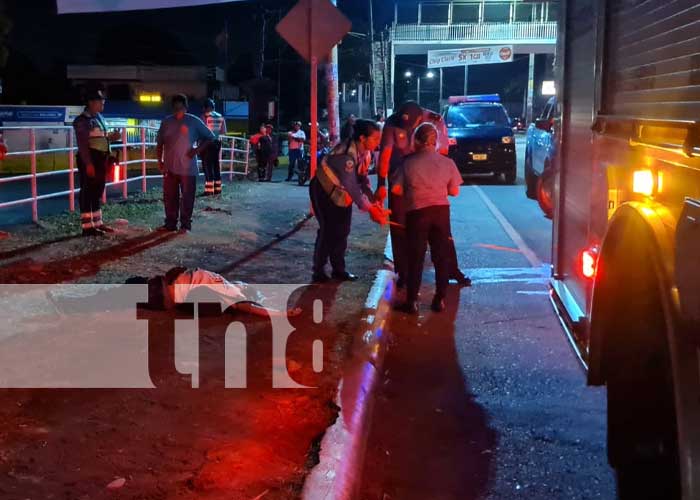 Foto: Peatón perece en la entrada de Ciudad Sandino tras ser embestido por un microbús / TN8