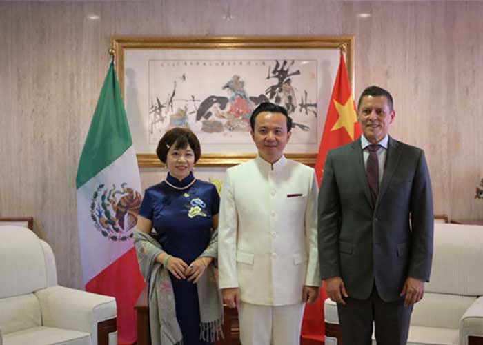 Con el Embajador Zhang Run y su señora esposa Duan Niyan