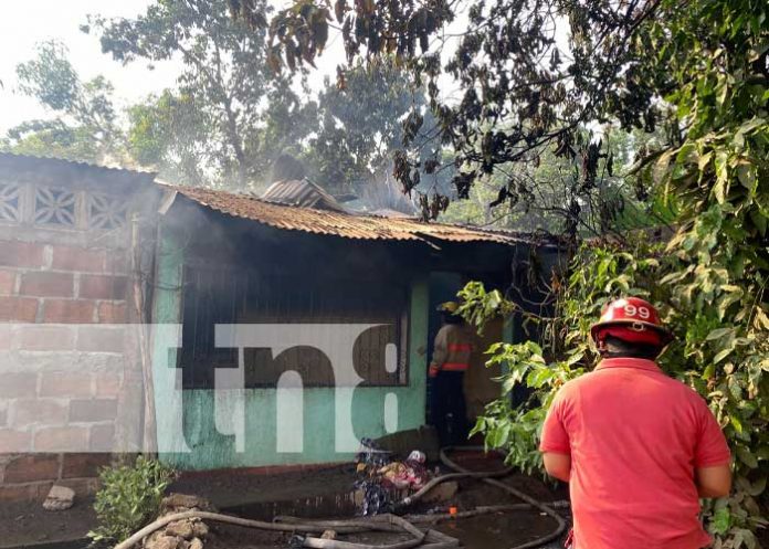 Incendio arrasa con los enseres de una vivienda en Chinandega