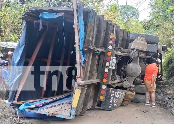 Foto: Camión termina volcado en una de las carreteras de Jalapa / TN8