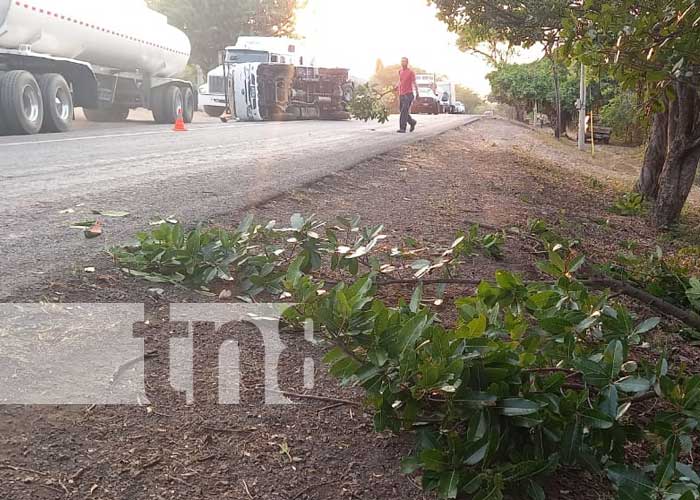 Conductor de camioncito se vuelca, km 123 en San Nicolás, Comalapa