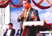 Pastor arremetió contras las que chatean en el culto