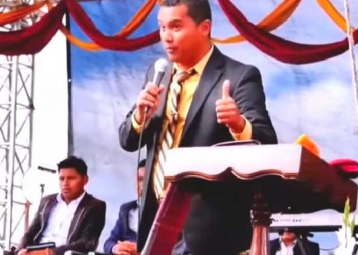 Pastor arremetió contras las que chatean en el culto