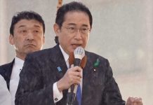 Evacuan a primer ministro japonés tras explosión en un mitin político