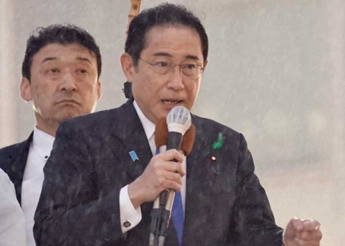 Evacuan a primer ministro japonés tras explosión en un mitin político