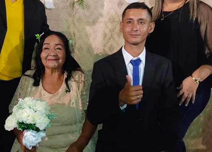 Mujer de 70 años se casa con joven 43 años menor que ella