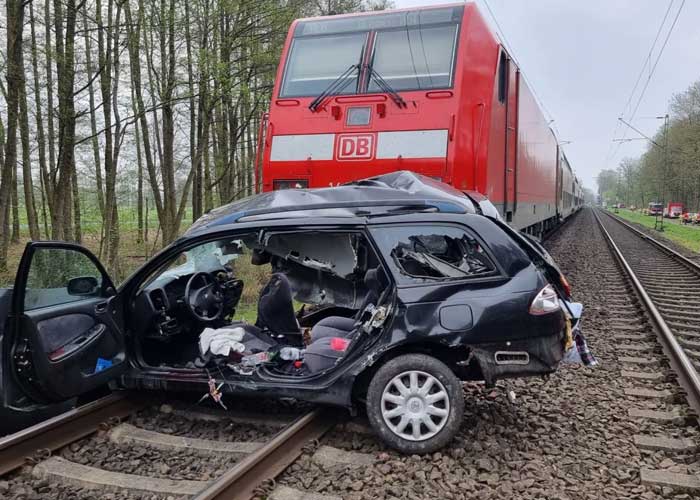 Al menos tres muertos tras chocar un tren contra un auto en Alemania