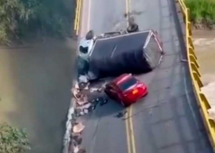 ¡Impresionante! Colapsó un puente en Colombia y dejó al menos 15 heridos