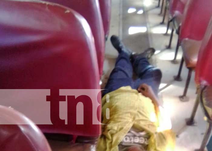 Foto: Anciano fallece dentro de un bus de la ruta Tipitapa-Managua / TN8