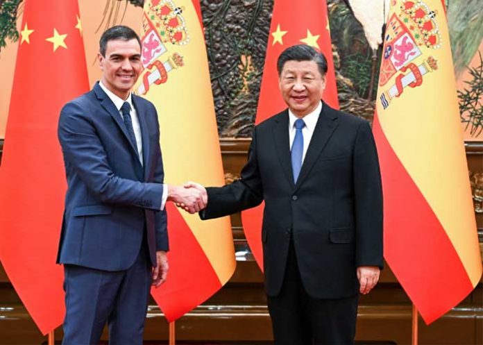 Presidente Xi Jinping sostiene encuentro con jefe de Gobierno Español