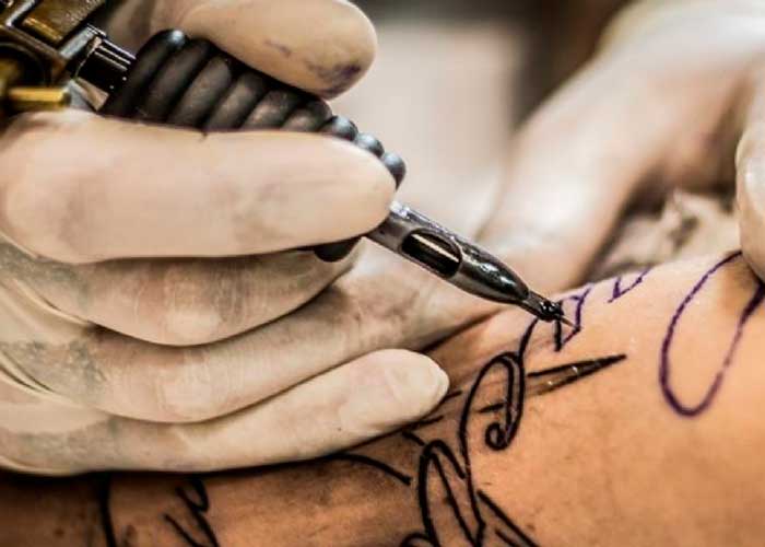 Capturaron en Colombia a tatuador que engañaba a sus clientas para violarlas