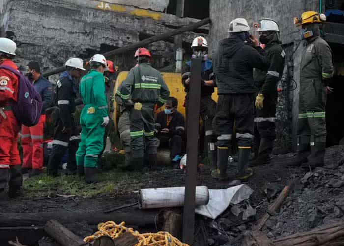 Tres muertos y cuatro atrapados deja una explosión en mina de Colombia