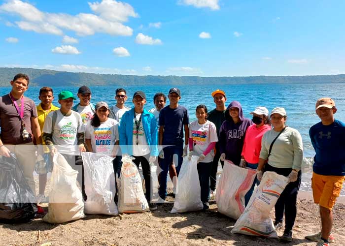 Jóvenes ambientalistas realizan limpieza en la Laguna de Apoyo, Diriá