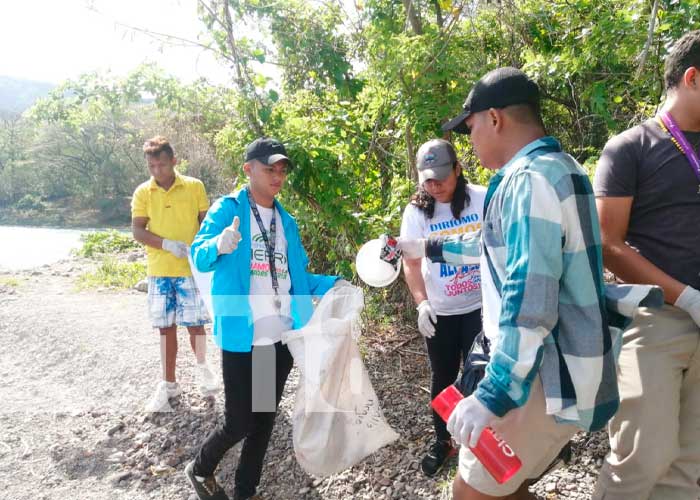 Jóvenes ambientalistas realizan limpieza en la Laguna de Apoyo, Diriá