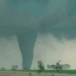 Casi una docena de tornados azotaron Estados Unidos dejando varios heridos