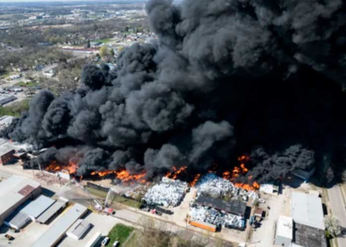 Evacuación masiva en Indiana por el humo tóxico de incendio en planta recicladora