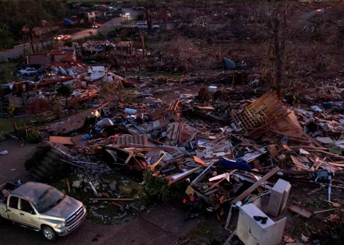Al menos 32 muertos tras el azote de fuertes tornados en Estados Unidos