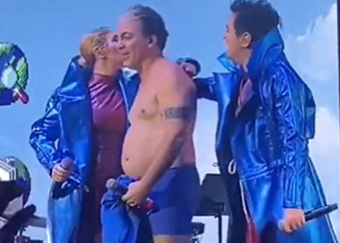 ¡Flash, la chica del bikini azul! Christian Castro se desnudó y enseñó su “pajarito”