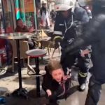 ¡Brutalidad policial! Golpean y patean a mujer durante protestas en Francia