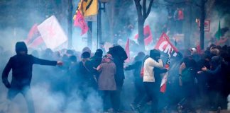 Miles protestan de nuevo en Francia contra impopular reforma de pensiones