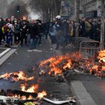 Batalla campal en Francia tras el discurso Macron por la reforma de pensiones