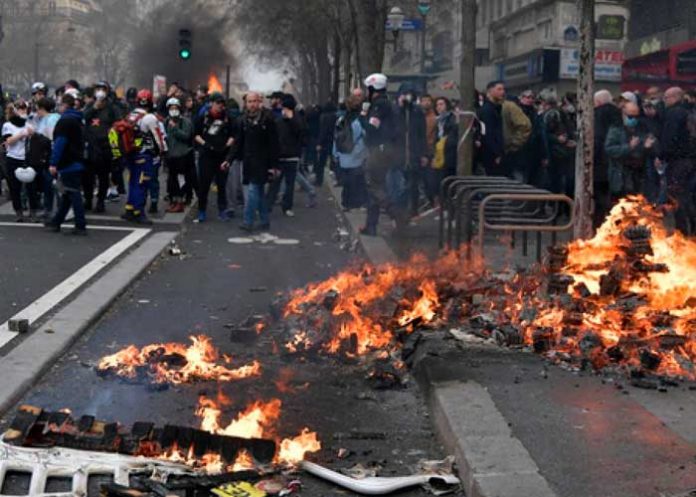 Batalla campal en Francia tras el discurso Macron por la reforma de pensiones
