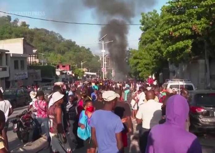 Golpean y queman vivos a 13 pandilleros en Haití