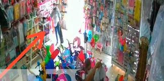 Foto: Captan momento del robo de un bolso en una tienda de Granada / TN8