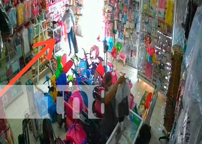 Foto: Captan momento del robo de un bolso en una tienda de Granada / TN8