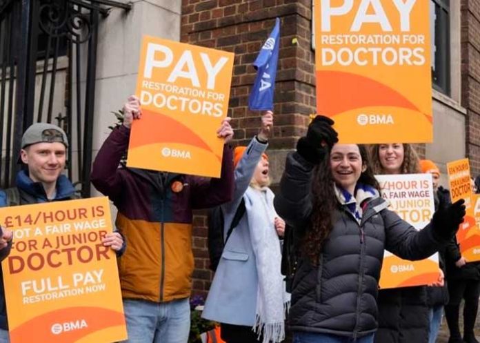 Reclamando mejores salarios miles de médicos inician huelga en Inglaterra