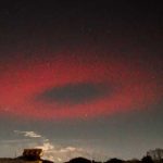 ¿Portal en el cielo? Aparece gigantesco anillo rojo en Italia