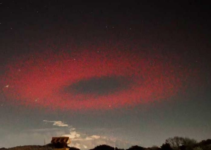 ¿Portal en el cielo? Aparece gigantesco anillo rojo en Italia