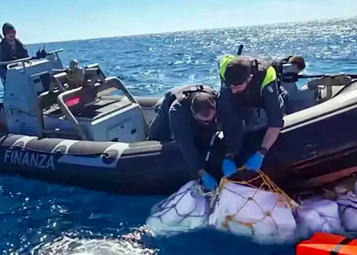 Hallan dos toneladas de "perico" flotando en la costa de Sicilia, Italia