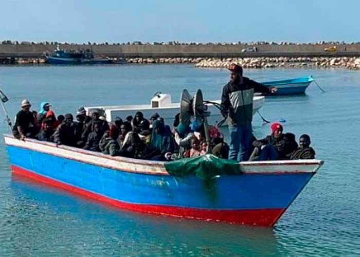 Mueren 55 migrantes, incluidas niños, en un naufragio en la costa de Libia 