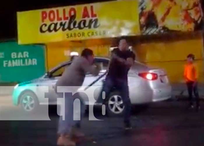 Taxistas se dan tremendos golpes en una de las calles de Managua