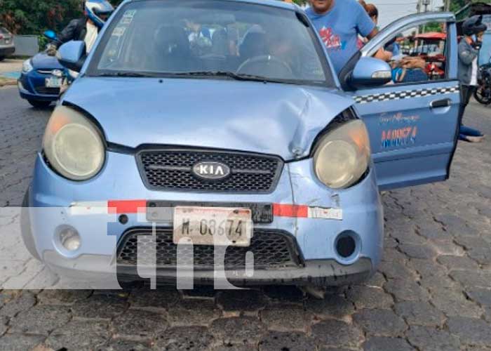 Se registra un choque frontal entre un taxi y una moro en Managua