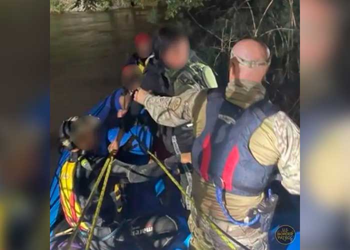 Rescatan a 4 "nicas" de un grupo de 140 migrantes abandonados en el Río Bravo