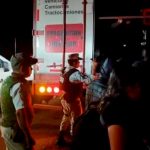 Rescatan a 209 migrantes abandonados dentro de un tráiler en Veracruz