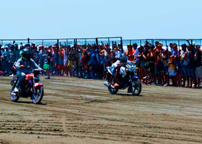 Realizan carrera de motocicletas verano 2023 en playa Los Zorros