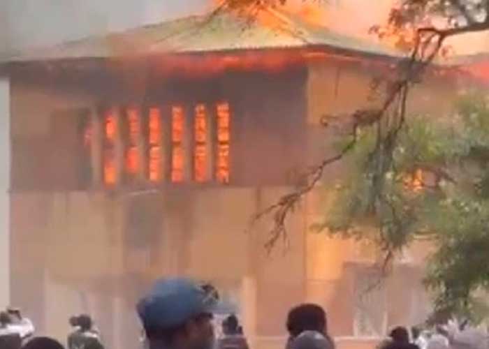 ¡Angustioso momento! Alumnas saltan al vacío para no morir en incendio 