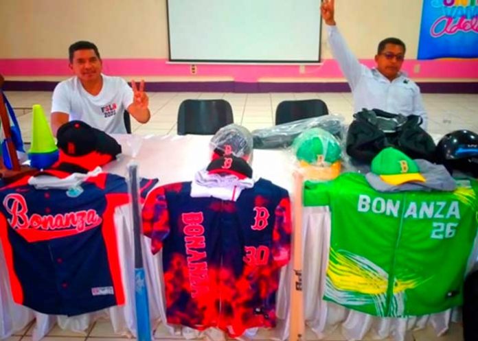 Entregan uniformes y materiales deportivos a la selección de béisbol de Bonanza