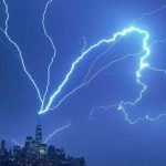 "Potente rayo" causa pánico al caer en el edificio más alto de Nueva York