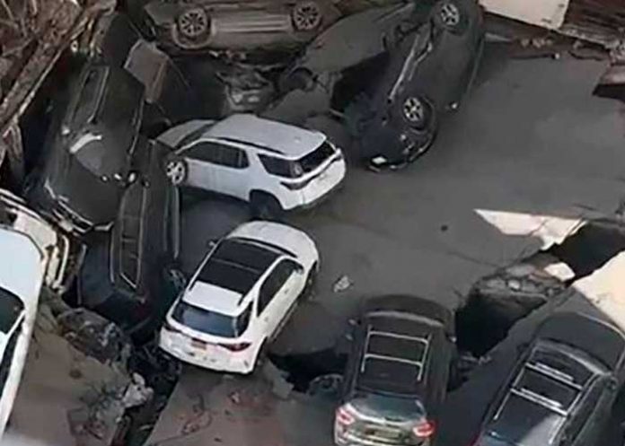 Varias personas atrapadas tras el derrumbe de un estacionamiento en Nueva York