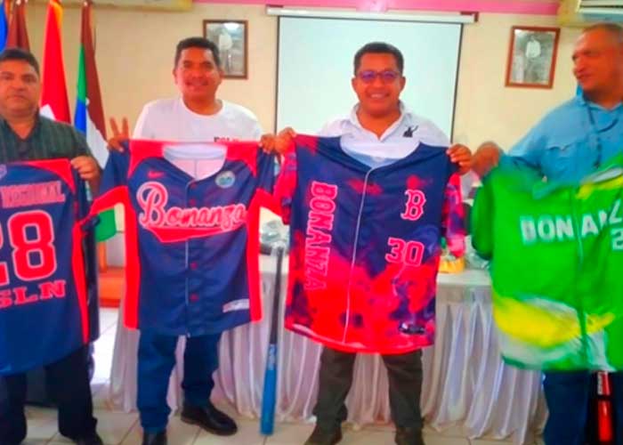 Entregan uniformes y materiales deportivos a la selección de béisbol de Bonanza