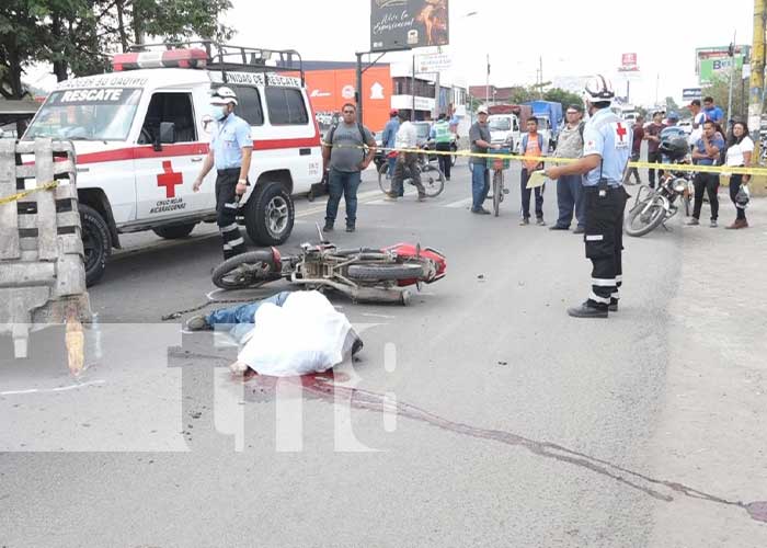 Foto: Motociclista fallece al caerle una pieza de una pala mecánica en Estelí / TN8