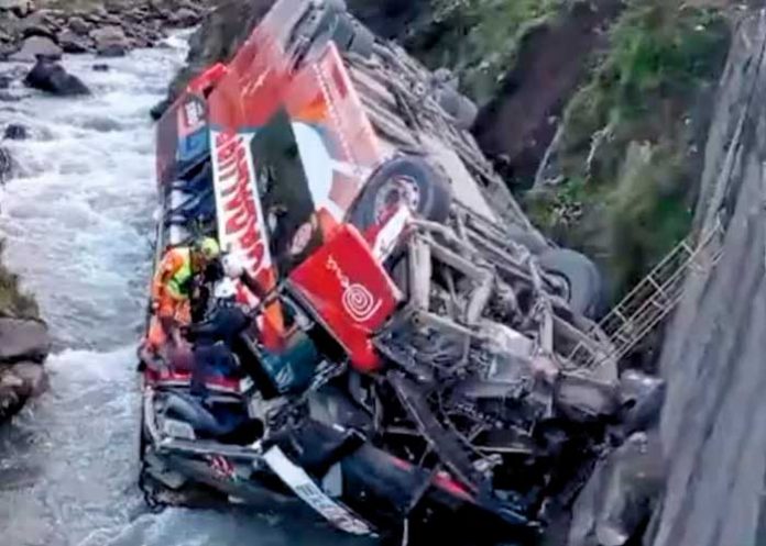 Bus cae en el cauce de un río en Perú dejando 10 muertos y 25 heridos