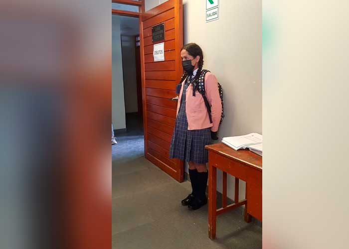 Viejo 'moclín' se vistió de alumna para grabar a niñas en una escuela de Perú 