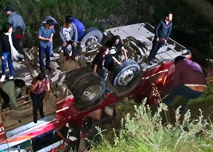 Bus cae en el cauce de un río en Perú dejando 10 muertos y 25 heridos 